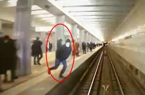 Moskva metrosunda dəhşətli intihar anı kamerada - VİDEO