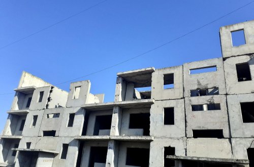 Gəncədə diqqətdən kənar qalan tikili necə təhlükə mənbəyinə çevilib-FOTO