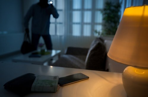 Xəzərdə 3 evdən 6 min manatlıq oğurluq edilib