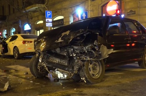 Bakıda zəncirvari qəza - 5 avtomobil əzildi, xəsarət alanlar var - VİDEO