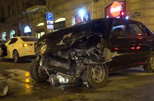 Цепная авария в Баку: ВАЗ столкнулся с Maserati - ВИДЕО