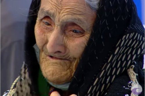 Azərbaycanda ŞOK: Övladları 92 yaşlı qadını televiziyanın qarşısına atdılar