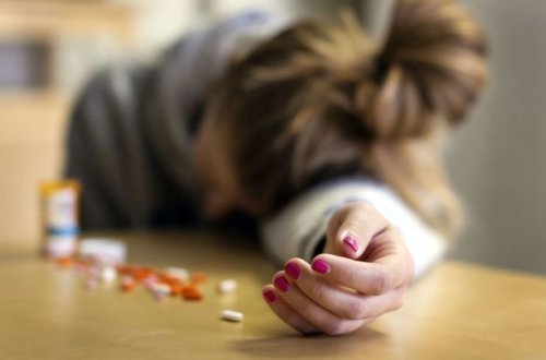 Rusyada intiharlar davam edir: Daha üç məktəbli özünə qəsd etdi