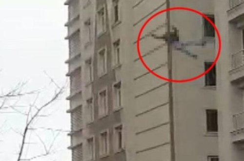 6-cı mərtəbədən özünü atdı sağ qaldı, xəstəxanada öldü - İntihar anı kamerada - VİDEO