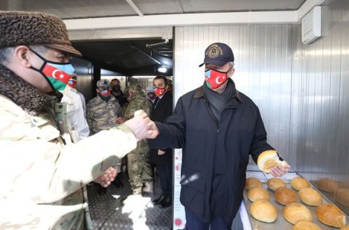 Hulusi Akar çörəyi Zakir Həsənovla bölüşdü - FOTO