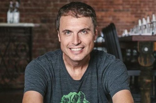 İlon Maskın qardaşı “Tesla”nın səhmlərinin bir hissəsini satdı