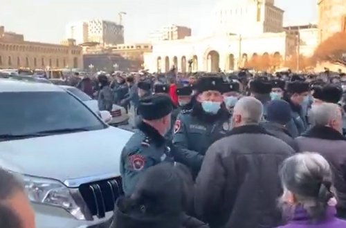 İtkin düşən hərbçilərin valideynləri Yerevanın əsas prospektini bağladı