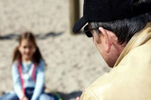 Rusiyada məktəblini öpən müəllim işdən qovuldu – VİDEO