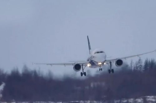 Əlverişsiz hava şəraitində eniş edən təyyarə sərnişinlərə qorxulu anlar yaşatdı - VİDEO