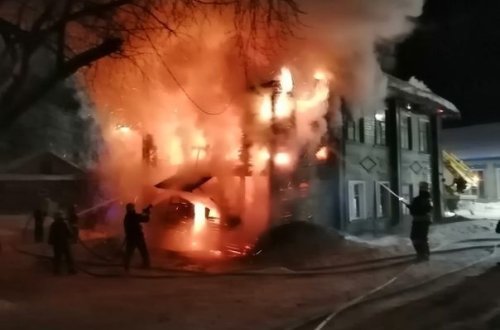 Rusiyada kişi yanan evdən yeddi azyaşlını xilas etdi - FOTO