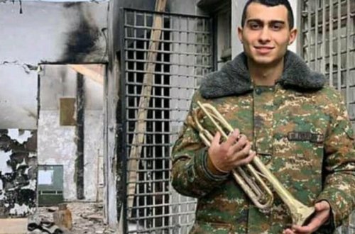 Erməni əsgəri zurnasını götürüb qaçdı - FOTO