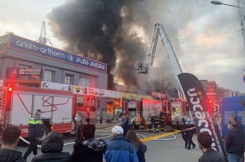 Tbilisidə bazarda güclü yanğın başlayıb - YENİLƏNİB