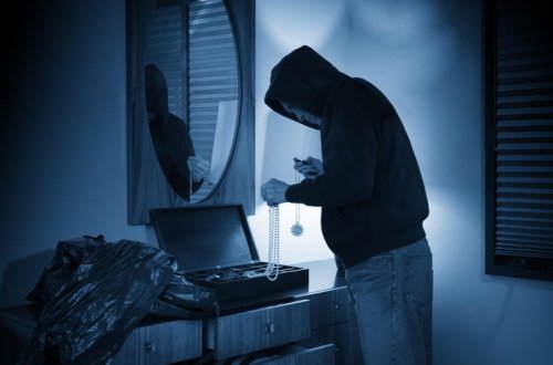 Göygöldə evdən qızıl-zinət əşyaları oğurlanıb