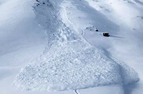 Uşaqlarını çılpaq soyundurdu: Qarda basdıraraq öldürmək istədi