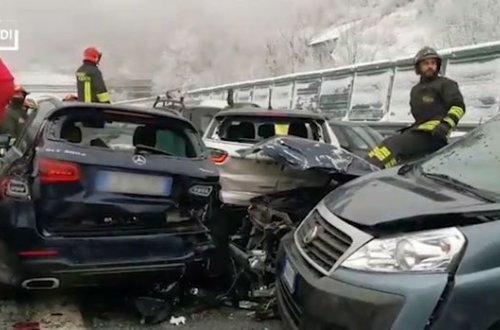 İtaliyada zəncirvari qəza nəticəsində 20-dən çox avtomobil toqquşdu: Ölən və xəsarət alanlar var - VİDEO