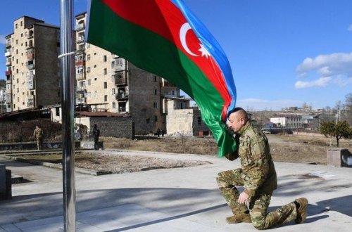 İlham Əliyev işğaldan azad edilmiş ərazilərdə bayrağımızı yüksəltdi - VİDEO