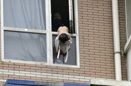 Arvadı qəzada ölən erməni beş yaşlı qızına rəhm etmədi - VİDEO