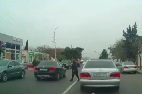 Bakıda təhlükəli manevr: Sürücü, yoxsa piyada günahkardır? - VİDEO