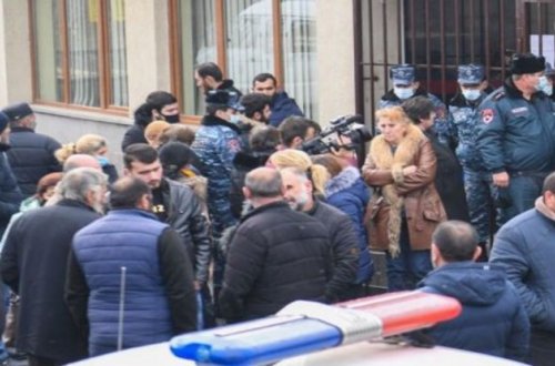 Ermənistan Müdafiə Nazirliyinin binası qarşısında etiraz aksiyası keçirilib