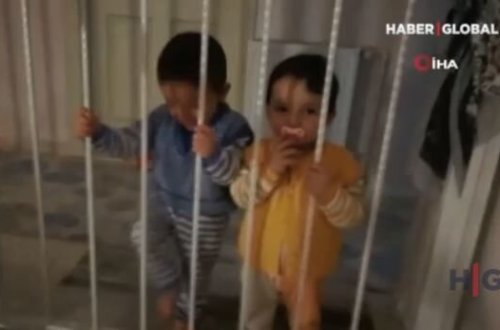 Körpə əkizlərin qapıaçma üsulu hər kəsi təəccübləndirdi – VİDEO