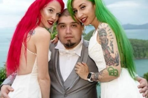 Amerikalı ailə üçlüyü yarıçılpaq fotosessiya ilə gündəmə gəldi – FOTO