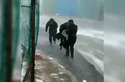 Şiddətli küləkdə dərsə getməyə çalışan məktəblilər - VİDEO