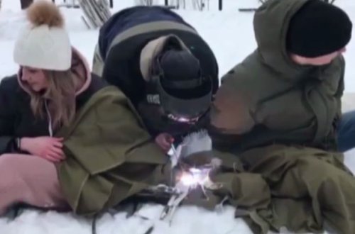 Hisslərini yoxlamaq üçün bir-birilərinə üç ay müddətinə zəncirləndilər – FOTO/VİDEO