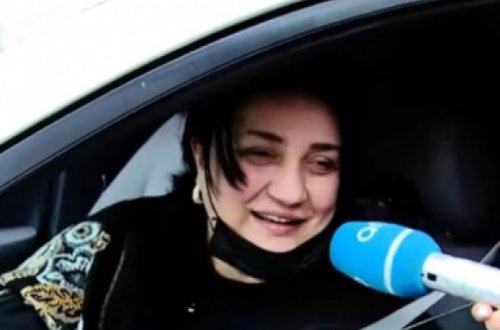 Aktrisa taksi sürücülüyü edərkən görüntüləndi: “Çəkməyin, ayıbdır…” – Video