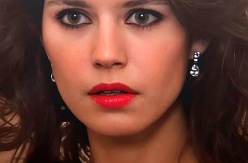 Beren Saat elə geyindi ki, ALT PALTARI GÖRÜNDÜ - FOTO
