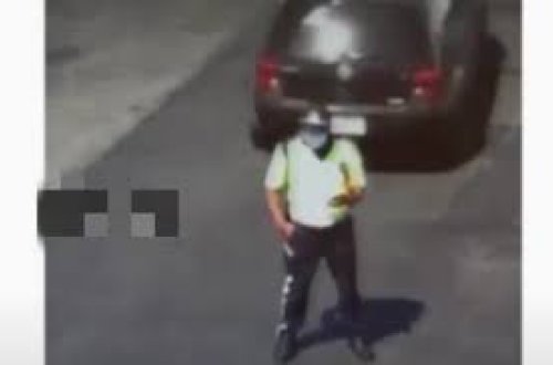 Bakıda geriyə hərəkət edən maşın yol polisini belə vurdu — ŞOK VİDEO