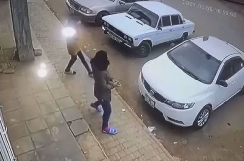 Bakıda qızdan qeyri-adi addım: Maşını daşladı - VİDEO