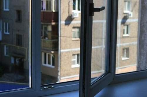 Telefona görə altıncı mərtəbədən yıxıldı