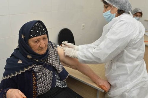 Azərbaycanda 100 yaşlı qadın peyvənd olundu