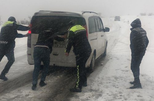 Güclü qar Şəmkir - Gədəbəy yolunda çətinlik yaradıb - Foto