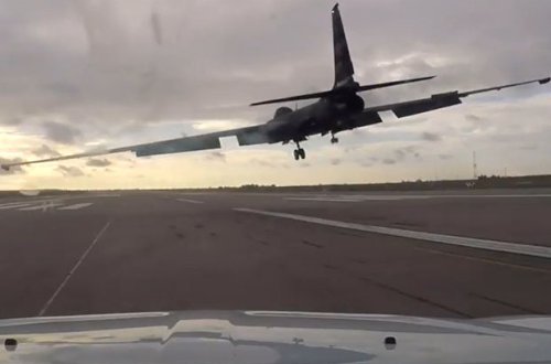 Dünyanın ən çətin idarə olunan təyyarəsinin ekstremal enişi kadrlarda - FOTO/VİDEO