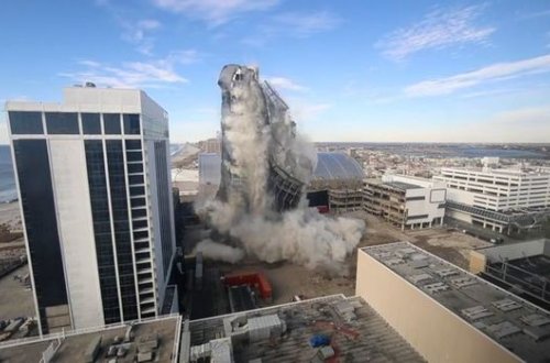 Trampın 39 mərtəbəli hoteli partladıldı - VİDEO