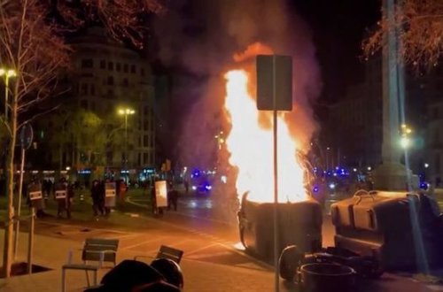СМИ: В Испании на акциях протеста в связи с арестом рэпера задержали порядка 48 человек - ВИДЕО