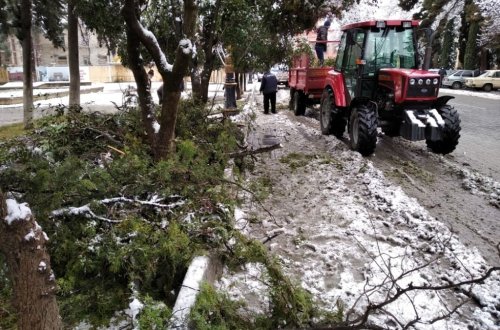 Gəncədə yağan qarın yol açdığı fəsadlar aradan qaldırılır -FOTO