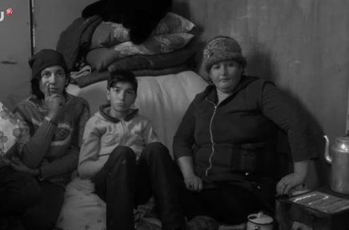 Maşının yük yerində yaşayıb, salfet satan oğlanın köməyinizə ehtiyacı var - VİDEO