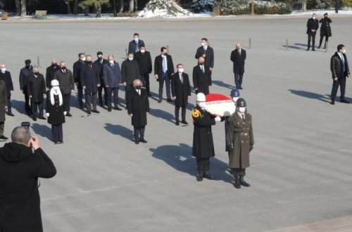 Əli Əsədovun Atatürkün məzarı önünə əklil qoydu - FOTO