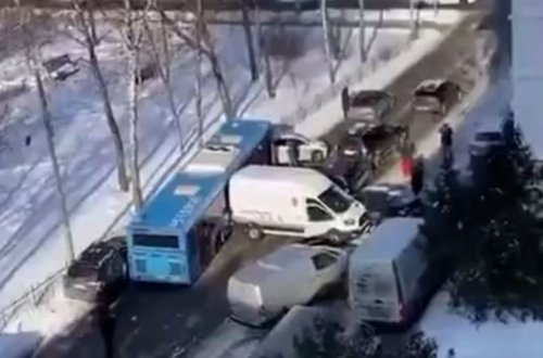 Marşrut avtobusu və 10-a yaxın avtomobilin iştirakı ilə qəza - VİDEO