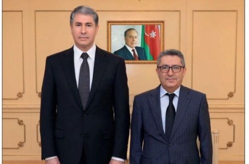 Vilayət Eyvazov sabiq rəisi təltif etdi