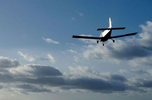 Самолет рухнул на жилой дом в Чили, пилот сбежал - ВИДЕО