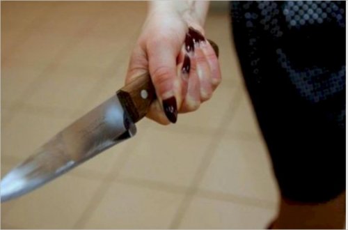 Azərbaycanda ana 18 yaşlı qızını bıçaqladı - FOTO