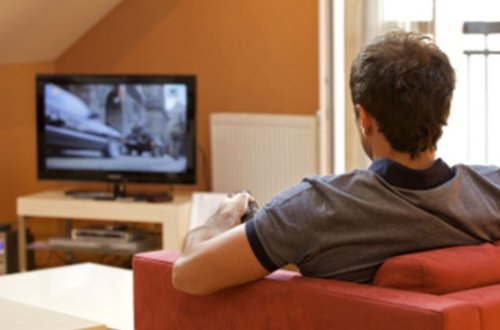 Qəzada ölən arvadını 2 il sonra televiziyada gördü şok oldu – Görün nə baş verdi