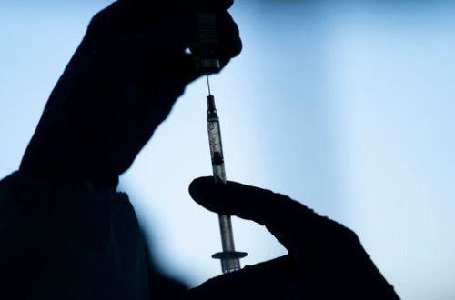 ABŞ-da koronavirus vaksini vurdurmaq istəyən iki qadın özlərini yaşlı kimi təqdim etdilər