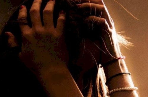 “Ərim içki məclisində məni dostlarına təklif edirdi” – Qayınatadan gəlinə təklif