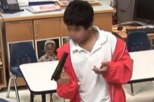 ABŞ-da əlinə dolu tapança keçən uşaq evdə anasını öldürdü - FOTO