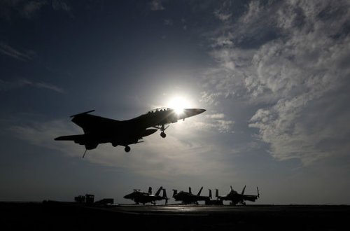 При крушении американского военного самолета погибли два человека