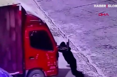 Sürücü əli ilə saxlamaq istədiyi yük maşınının altında qalıb öldü - ANBAAN VİDEO